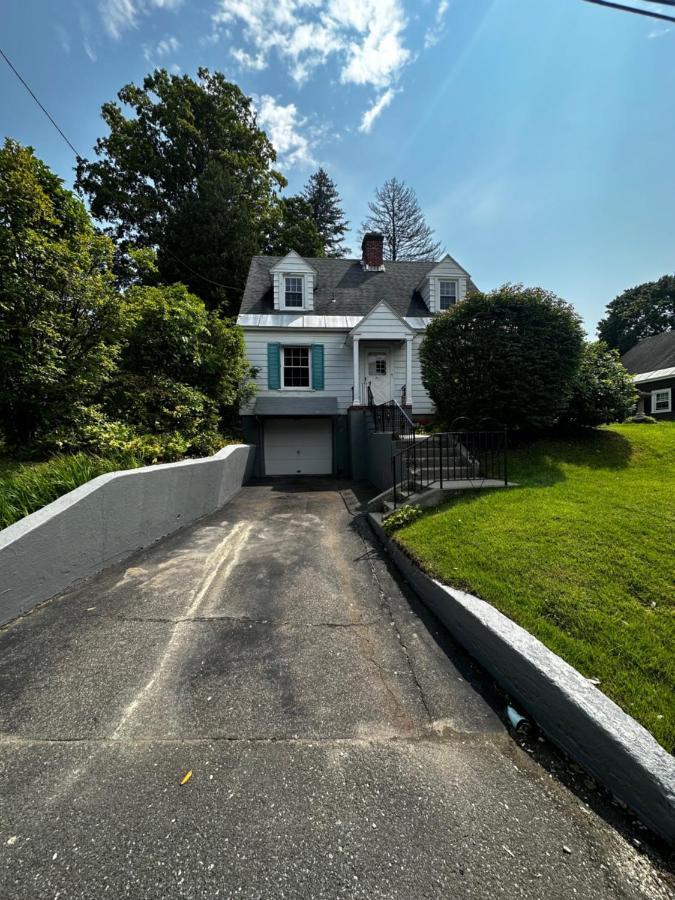 Cute Cape Cod Style Home Pittsfield Luaran gambar